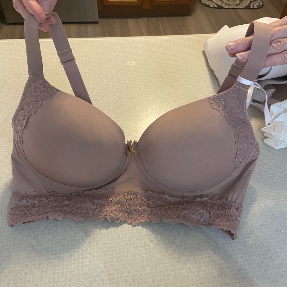 Daisy Fuentes 38c bra. Taupe color. Brand new. Wire free